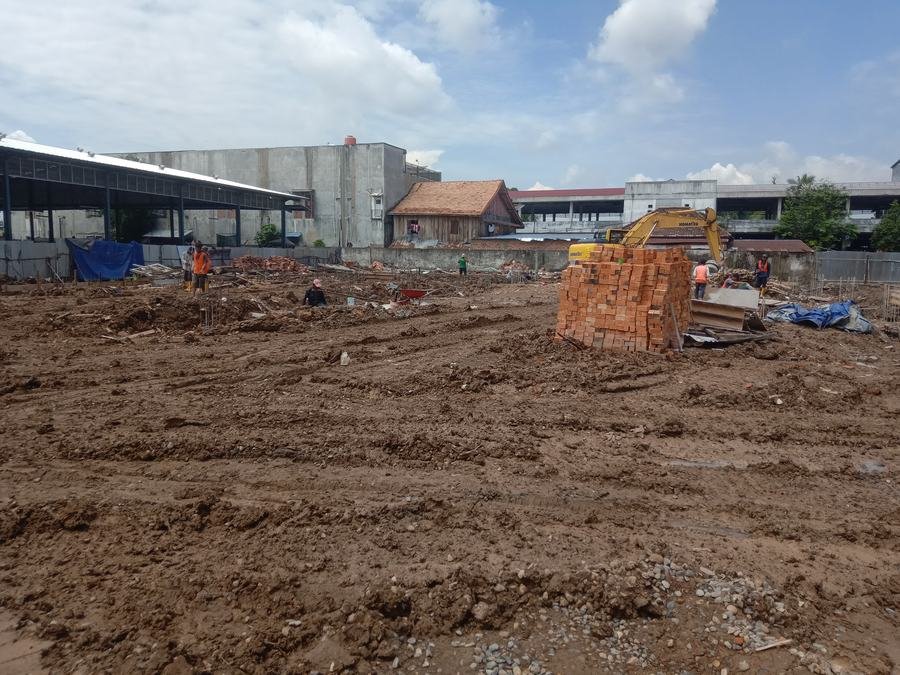 Pematangan lahan dengan alat berat