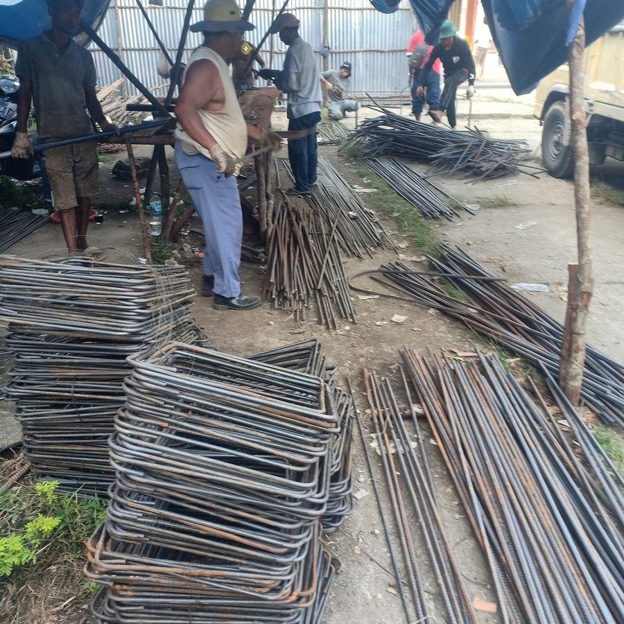 Tim menyiapkan besi tulangan proyek Pasar Blok D2