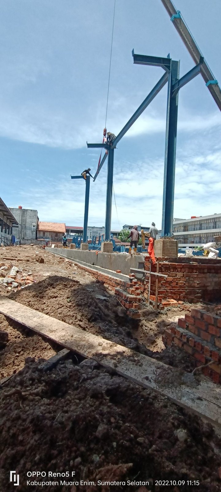 Pemasangan kolom struktur baja dengan mobile crane